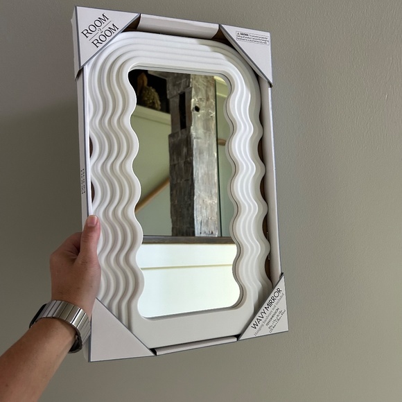 NIB Instagram Favorite White Wavy Mirror - Picture 6 of 7